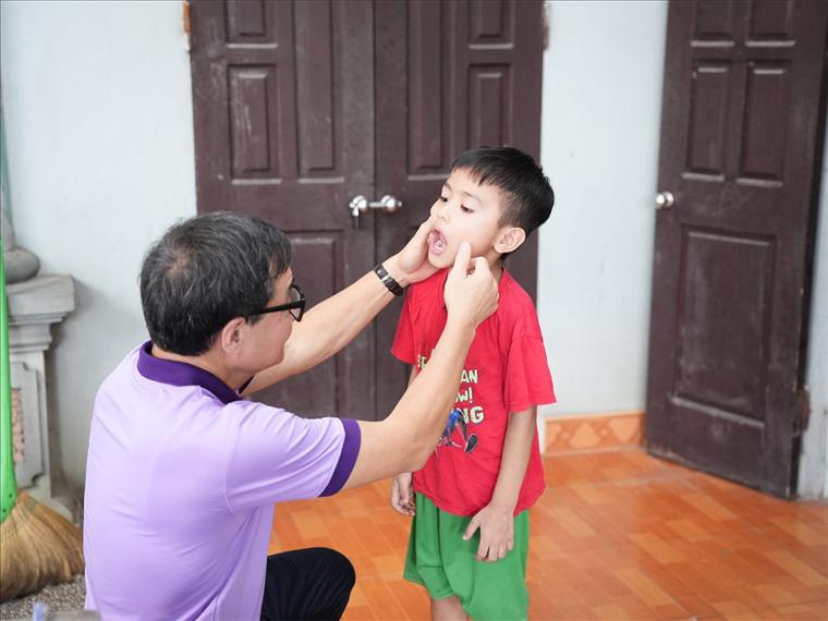 Thăm khám cho em nhỏ tại địa phương