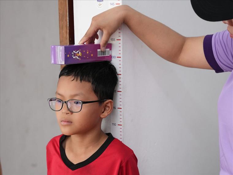 Đo chiều cao cho em nhỏ