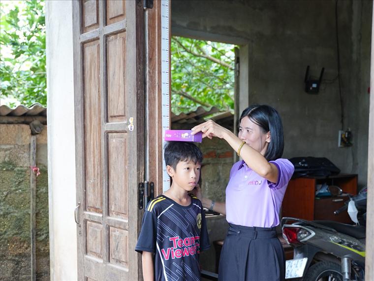 Đo chiều cao cho em nhỏ tại nhà