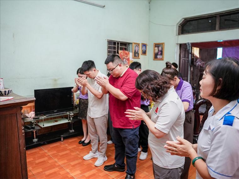 Đoàn chương trình thăm gia đình em nhỏ